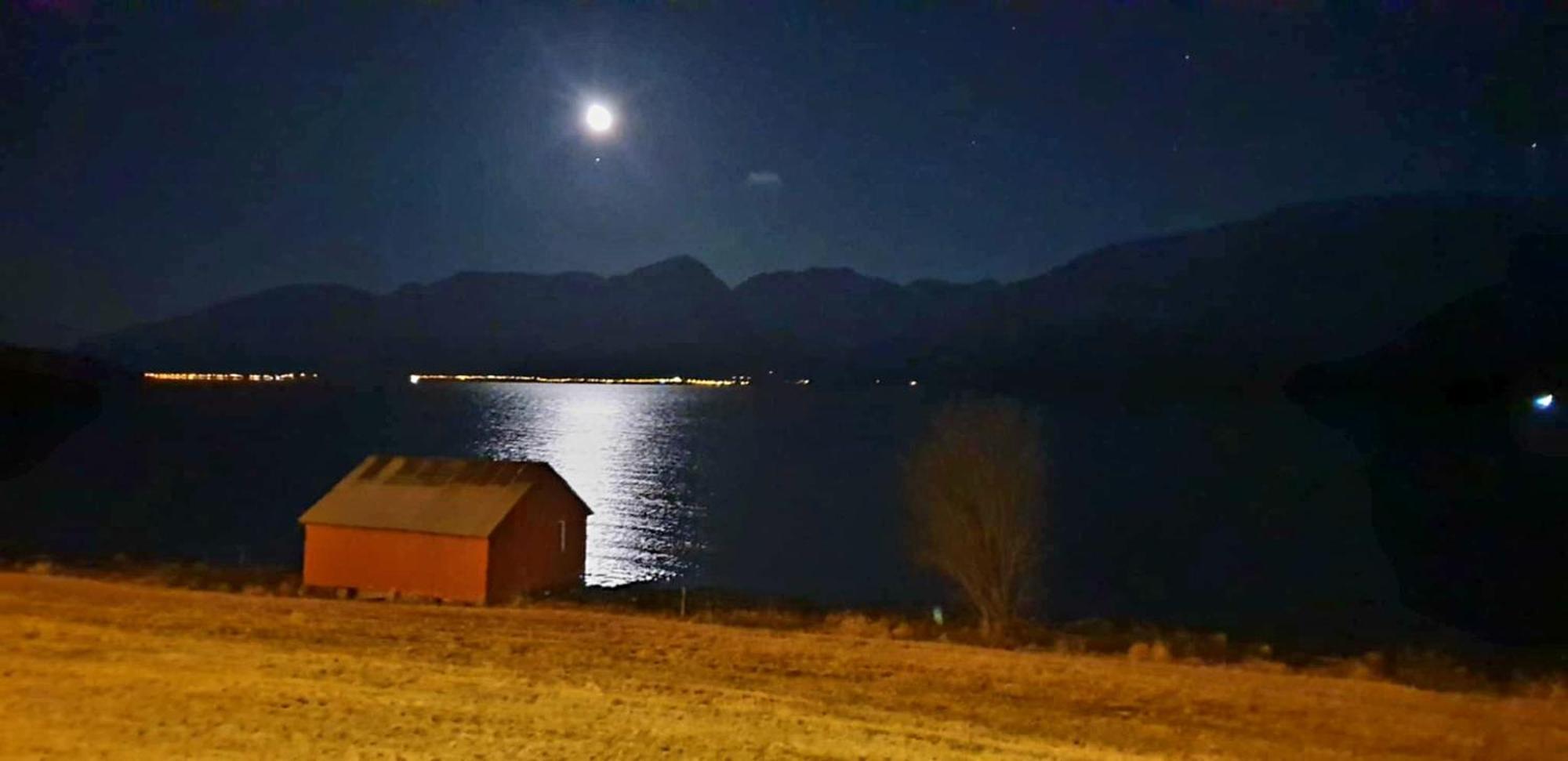 Traditional Farm House Located Close To Fjord 灵塞德 外观 照片